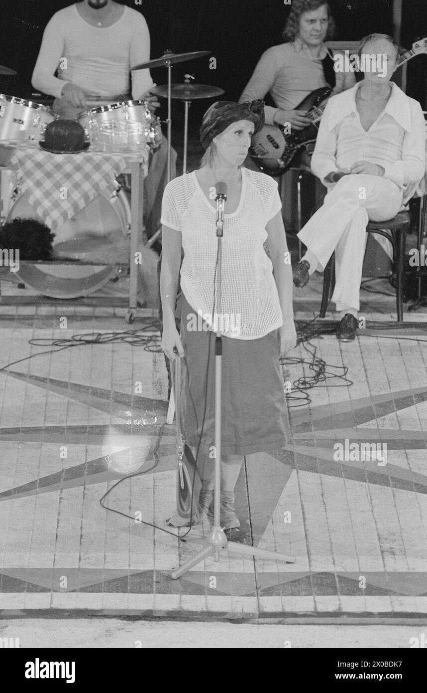 Aktuell 29-5-1973 : Arnardos nye klovnSiden hun debuterte som profesjonell showartist fjorten år gammel, har Eva Rydberg hatt et mål om å bli klovn. I Brumunddal ble drømmen hennes oppfylt da Sirkus Arnardo ryddet manesjen per lo spettacolo hennes 50 Minutter lange. Til sammen fikk rundt regnet 2300 mennesker oppleve Rydberg-showet i manesjen etter at sirkusets eget program var unnagjort. EN gnistrende Eva Rydberg hadde stor suksess i Arnardo-manesjen. Størst suksess vakte hun kanskje som striptøs, men forøvrig klovnet og sang hun til taktfast jubel på sirkus i Brumunddal. Foto: ODD Ween / Aktuell / Foto Stock