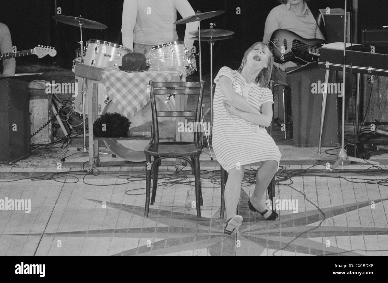 Aktuell 29-5-1973 : Arnardos nye klovnSiden hun debuterte som profesjonell showartist fjorten år gammel, har Eva Rydberg hatt et mål om å bli klovn. I Brumunddal ble drømmen hennes oppfylt da Sirkus Arnardo ryddet manesjen per lo spettacolo hennes 50 Minutter lange. Til sammen fikk rundt regnet 2300 mennesker oppleve Rydberg-showet i manesjen etter at sirkusets eget program var unnagjort. EN gnistrende Eva Rydberg hadde stor suksess i Arnardo-manesjen. Størst suksess vakte hun kanskje som striptøs, men forøvrig klovnet og sang hun til taktfast jubel på sirkus i Brumunddal. Foto: ODD Ween / Aktuell / Foto Stock