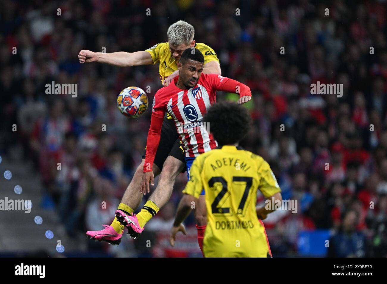 Madrid, Spagna. 10 aprile 2024. Calcio: Champions League, Atlético Madrid - Borussia Dortmund, round a eliminazione diretta, quarti di finale, andata, Wanda Metropolitano. Samuel Lino (centro) di Madrid, Julian Ryerson di Dortmund e Karim Adeyemi di Dortmund (fronte) lottano per il pallone. Crediti: Federico Gambarini/dpa/Alamy Live News Foto Stock