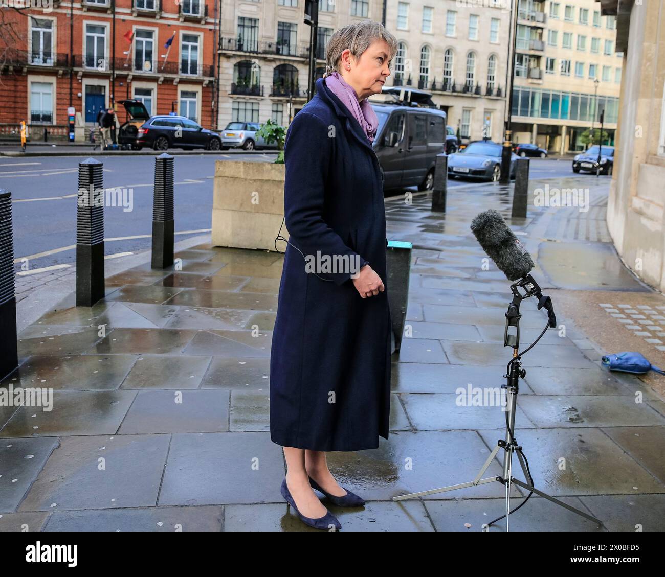 Yvette Cooper, deputata, Ministro degli interni ombra, Partito laburista, parla alla stampa, Londra, Regno Unito Foto Stock