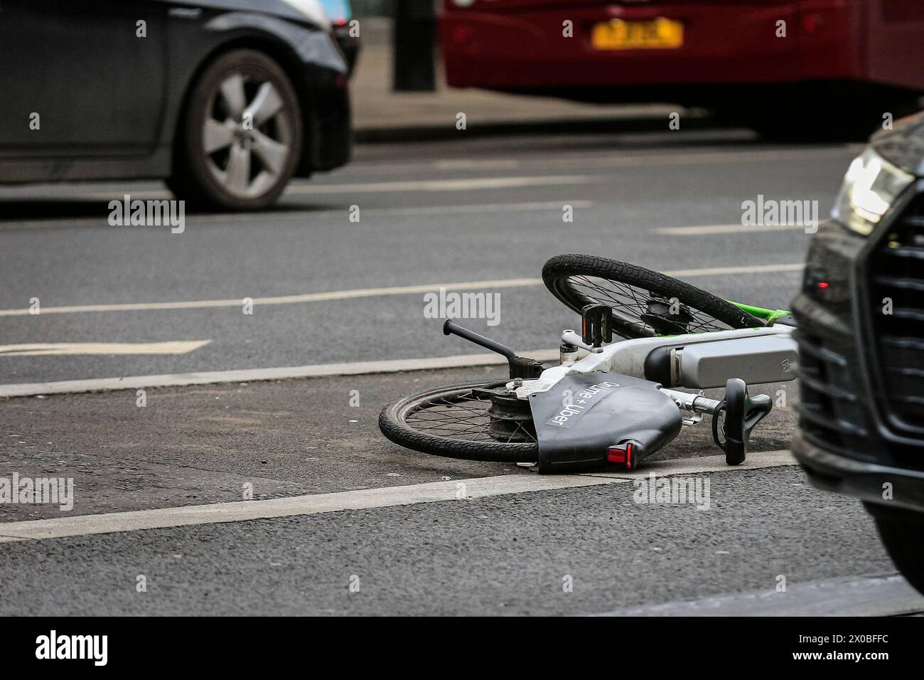 Bicicletta elettrica a pedalata assistita Onlime + Uber situata in strada, Westminster, Londra, Inghilterra, Regno Unito Foto Stock