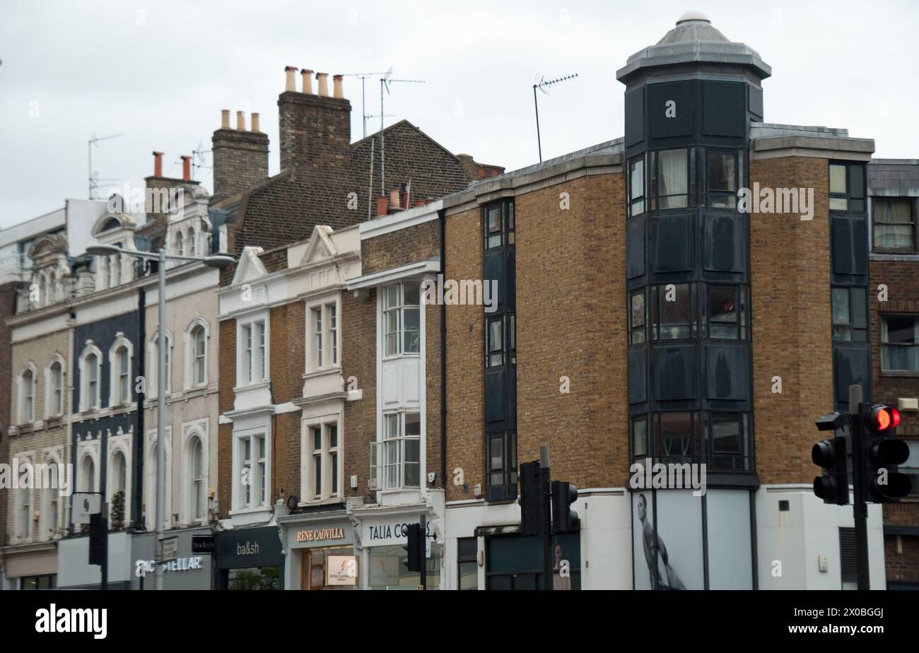 Street Scene - negozi e appartamenti, Fulham Road, Royal Borough di Kensignton e Chelsea; Londra, Regno Unito Foto Stock