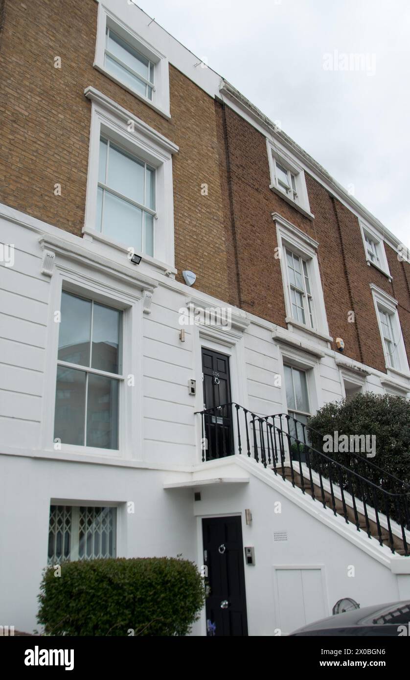 Row of Terraced Houses, Fulham Road, Chelsea. Royal Borough di Kensignton e Chelsea; Londra, Regno Unito. Metà inferiore verniciata di bianco e metà superiore con mattoni Foto Stock