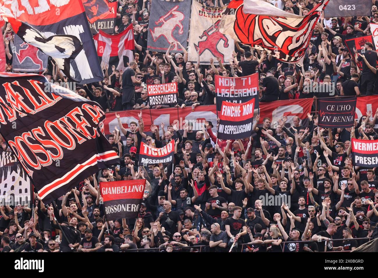 6 aprile 2024 Milano - Italia - Milano vs Lecce Campionato Italiano 2023/2024 - Stadio G. Meazza - nella foto: curva sud a.c. milan bandiere Foto Stock