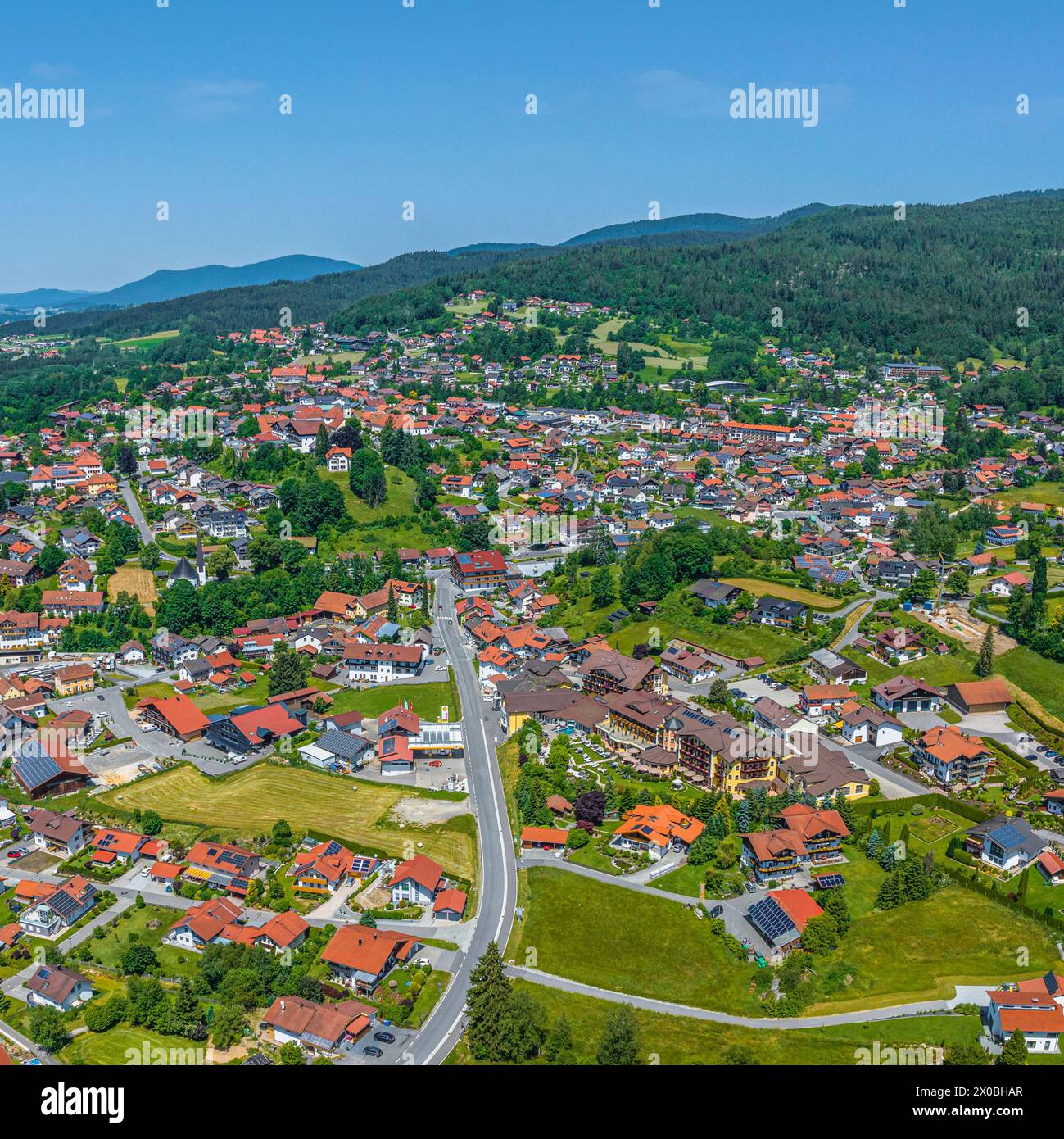 Vista di Bodenmais sull'Großer Arber nella foresta bavarese Foto Stock