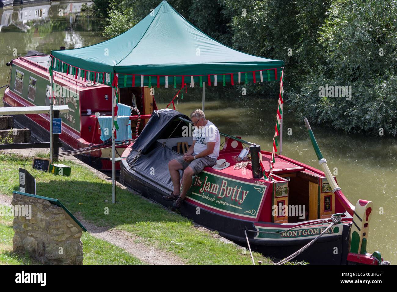 The Jam Butty, una barca a vela che vende conserve fatte in casa, sul canale Grand Union al festival Blisworth Canal, Northamptonshire, Regno Unito Foto Stock
