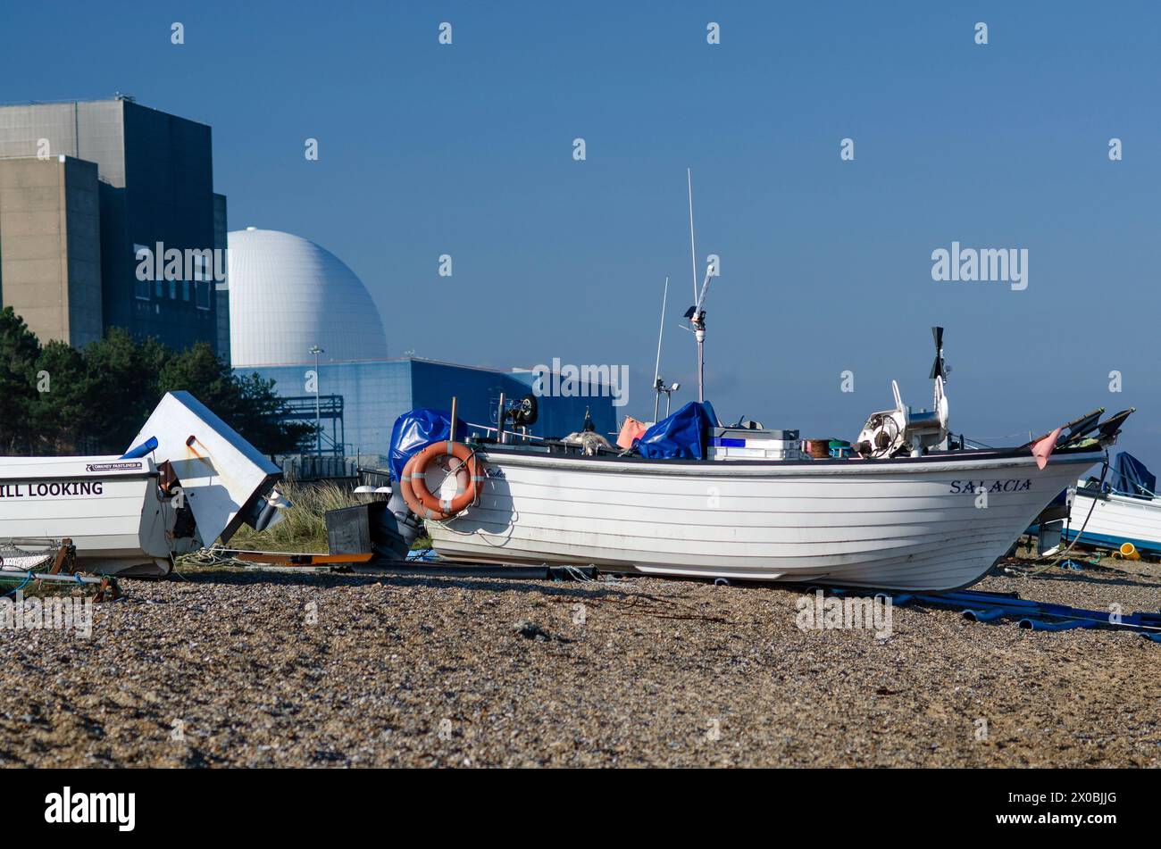 pescherecci e centrale nucleare di sizewell, suffolk, inghilterra Foto Stock