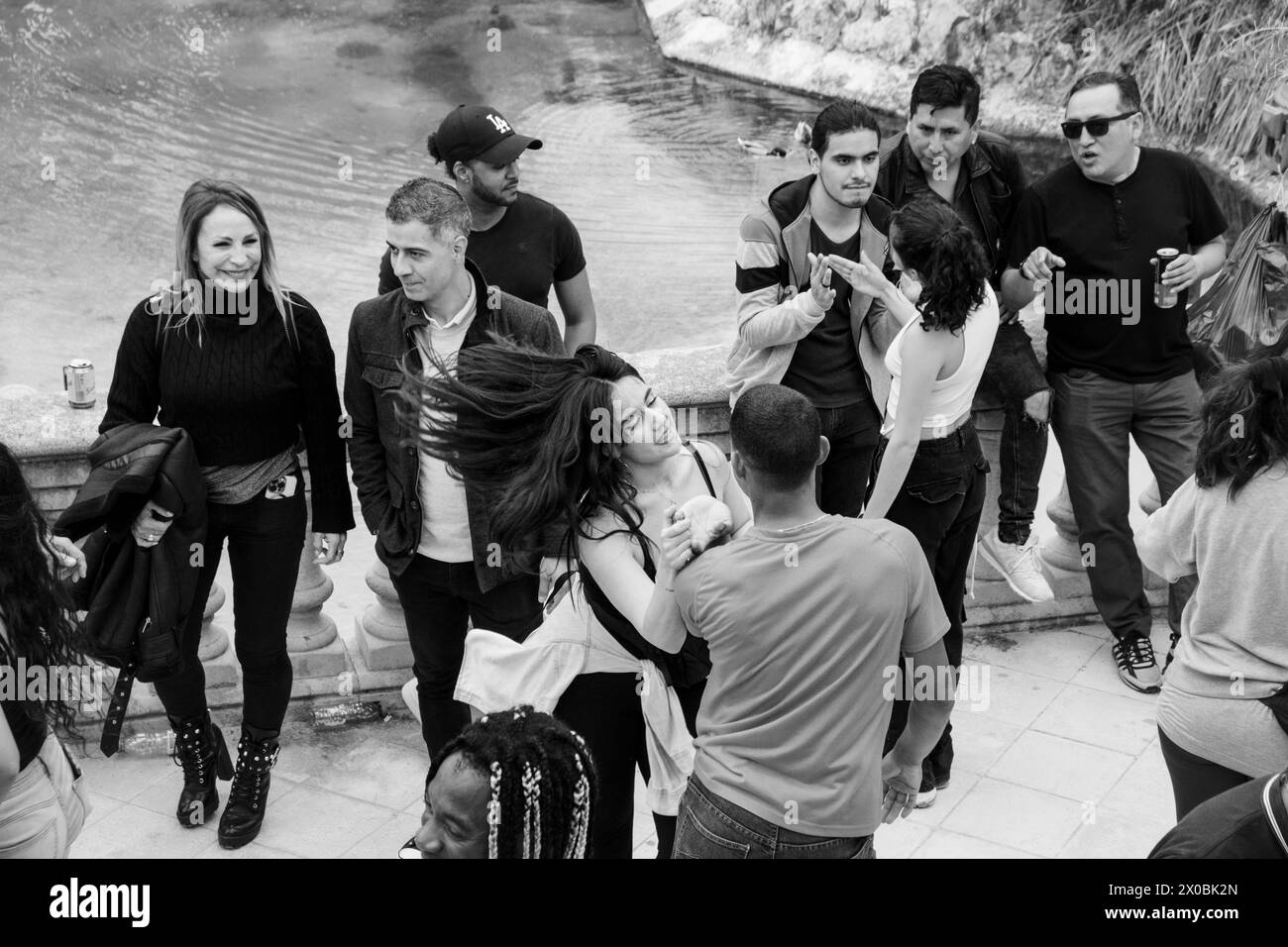 SALSA, PARCO CITTADINO, BARCELLONA: Le coppie ballano intorno alle terrazze della fontana Monumentale Cascada. Una splendida tradizione settimanale catalana è la festa di ballo all'aperto con salsa domenicale a partecipazione libera nel Parc de Ciutadella, Barcellona, Spagna. Le persone si presentano e si alternano per ballare con una serie di partner di danza disponibili. Foto: Rob Watkins Foto Stock