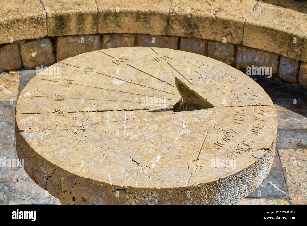 Questa meridiana in pietra, situata nella storica città di Tarragona, mostra incisioni numeriche e linee orarie, che riflettono l'antica misurazione di tim Foto Stock