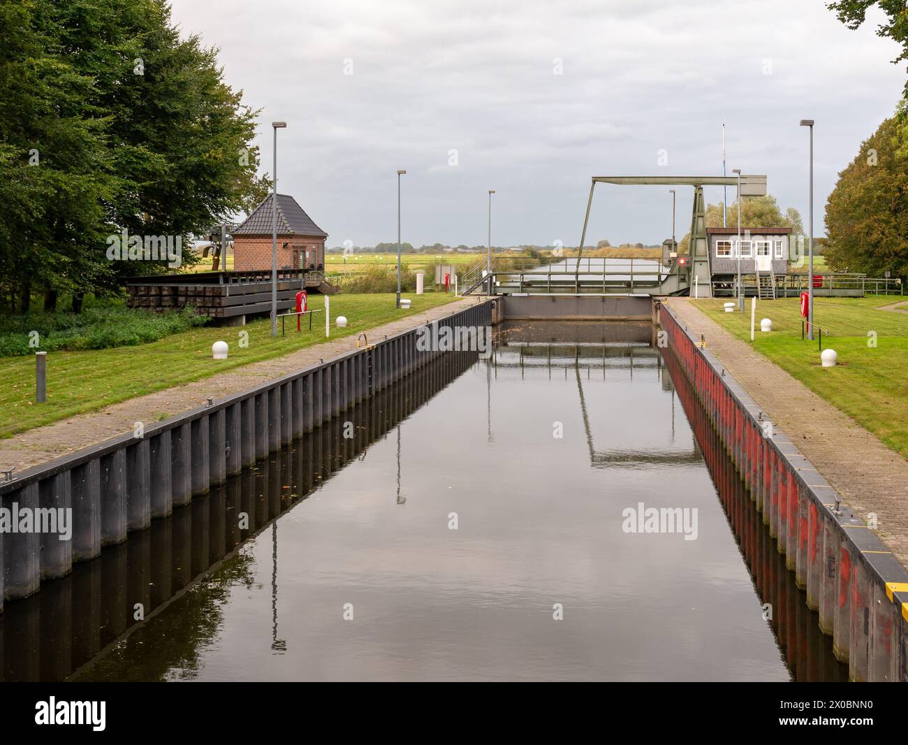 La chiusa del canale di Gieselau e il ponte bascule dal canale di Kiel a Eider, Schleswig-Holstein, Germania Foto Stock