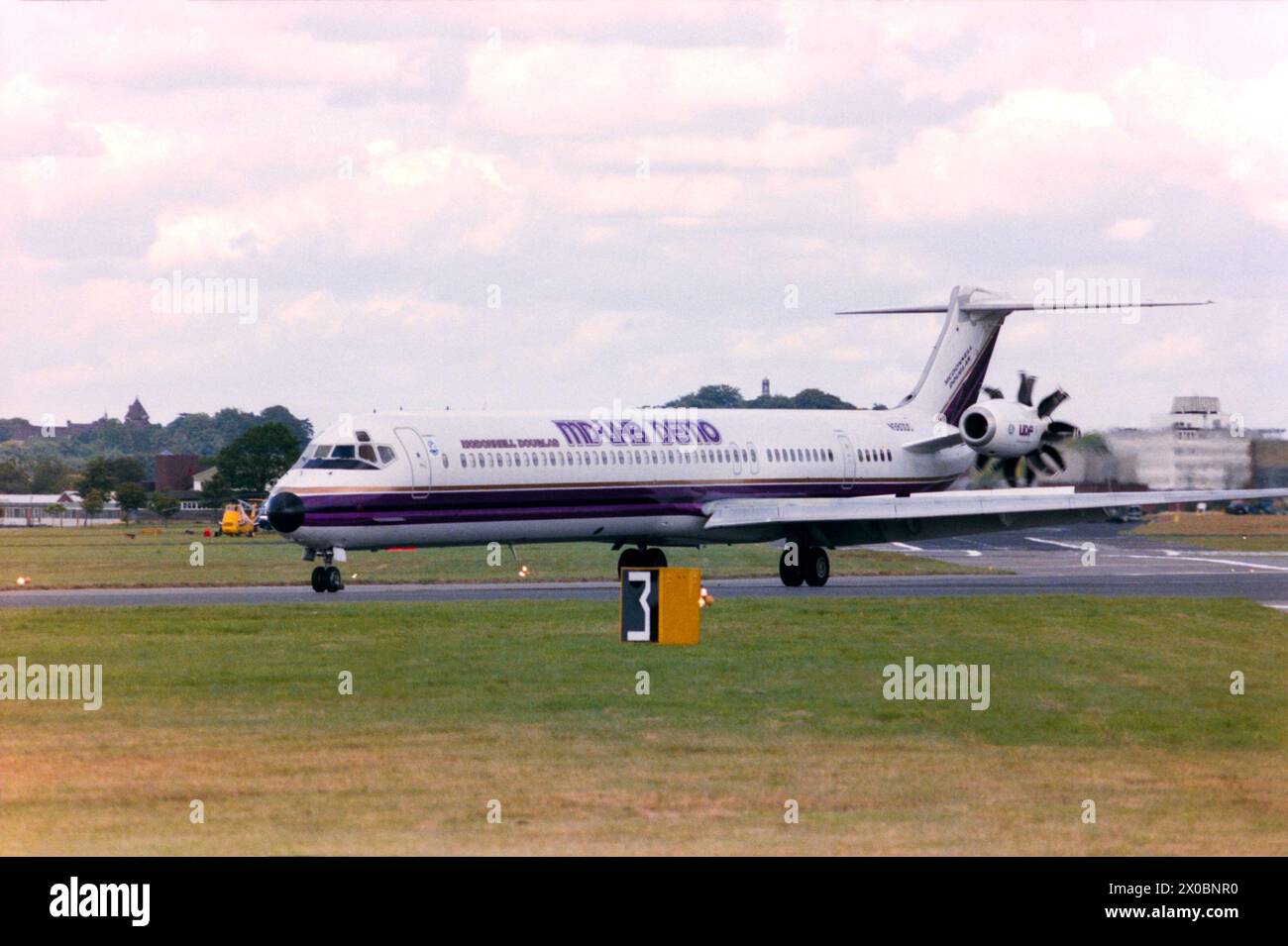 General Electric GE36 Unducted fan Engine su un dimostratore McDonnell Douglas MD-80 al Farnborough Air Show del 1988. Banco di prova MD-UHB velivolo N980DC. Prototipo McDonnell Douglas MD-80 che volò per la prima volta nel 1979, poi subì danni alla coda nel 1980. Convertito per fungere da banco di prova del motore per il progetto della ventola non condotta prima di essere immagazzinato e infine scartato nel 1994 Foto Stock