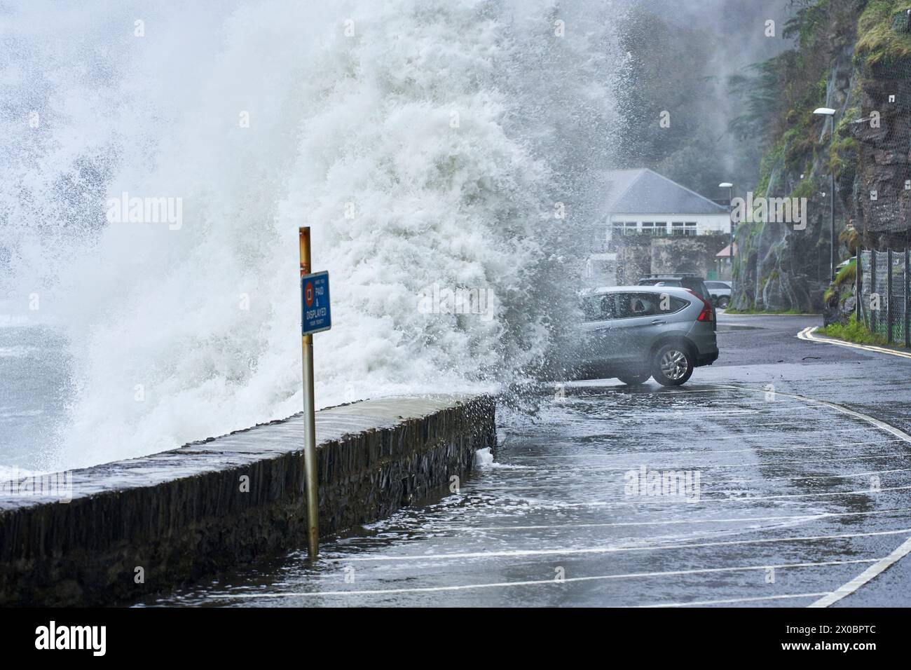 Grandi onde di tempesta si schiantano nelle difese portuali e parcheggiano le auto al porto di Lynmouth nel Devon settentrionale, mentre la tempesta Kathleen causa il caos, Regno Unito. Foto Stock