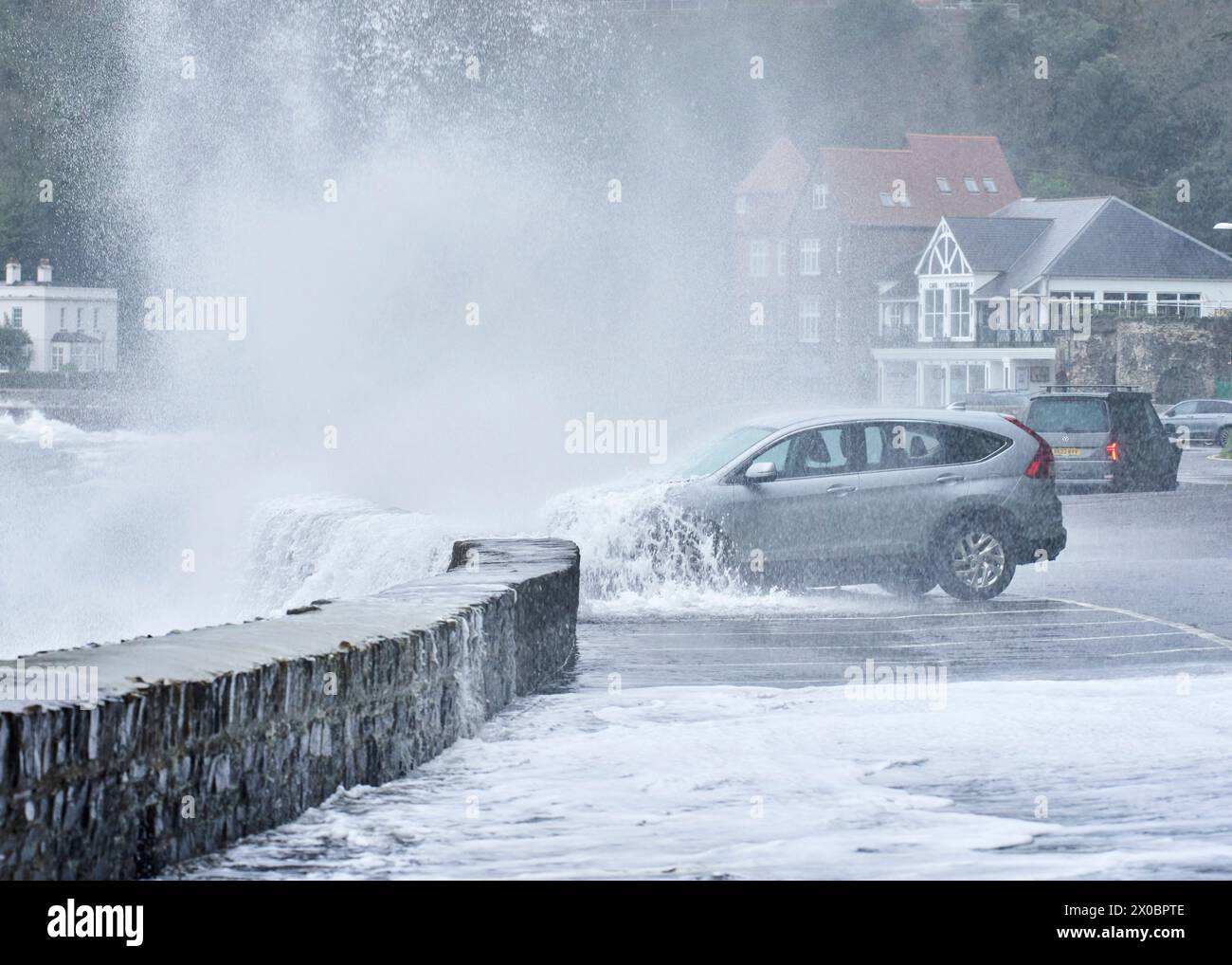 Grandi onde di tempesta si schiantano nelle difese portuali e parcheggiano le auto al porto di Lynmouth nel Devon settentrionale, mentre la tempesta Kathleen causa il caos, Regno Unito. Foto Stock