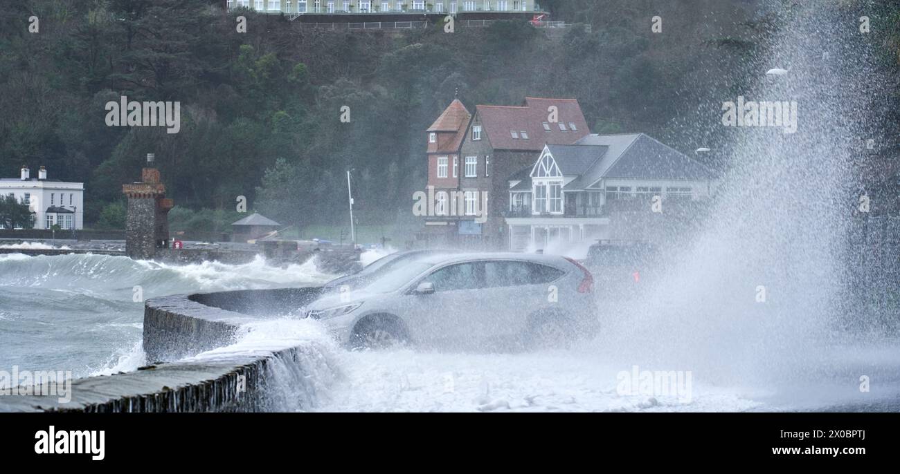 Grandi onde di tempesta si schiantano nelle difese portuali e parcheggiano le auto al porto di Lynmouth nel Devon settentrionale, mentre la tempesta Kathleen causa il caos, Regno Unito. Foto Stock