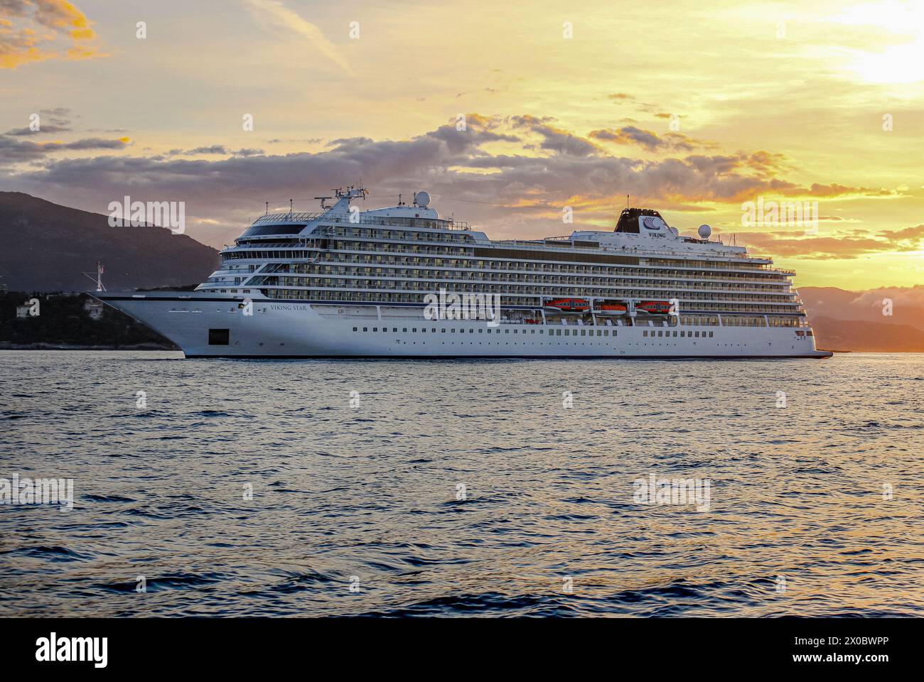 Dubrovnik, Croazia. 10 aprile 2024: Prima tappa della stagione per la nave da crociera Viking Star nel famoso porto croato. Questa splendida nave a misura d'uomo è la prima nave della classe omonima delle navi passeggeri Viking Ocean Cruises. Viking Holdings ha presentato un modulo F-1 alla Securities and Exchange Commission (SEC) prima della sua offerta pubblica iniziale (IPO). La linea di crociera prevede di debuttare alla Borsa di New York con il ticker "VIK", mentre la costruzione delle 6 navi successive viene accelerata e sono disponibili altre 4 navi. Crediti: Kevin Izorce/Alamy Live News Foto Stock