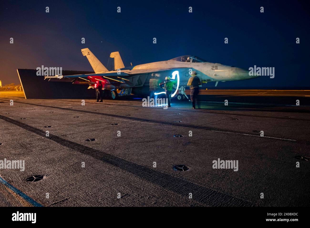 240322-N-MW930-1068 RED SEA (22 marzo 2024) la portaerei classe Nimitz USS Dwight D. Eisenhower (CVN 69) effettua operazioni di volo Foto Stock