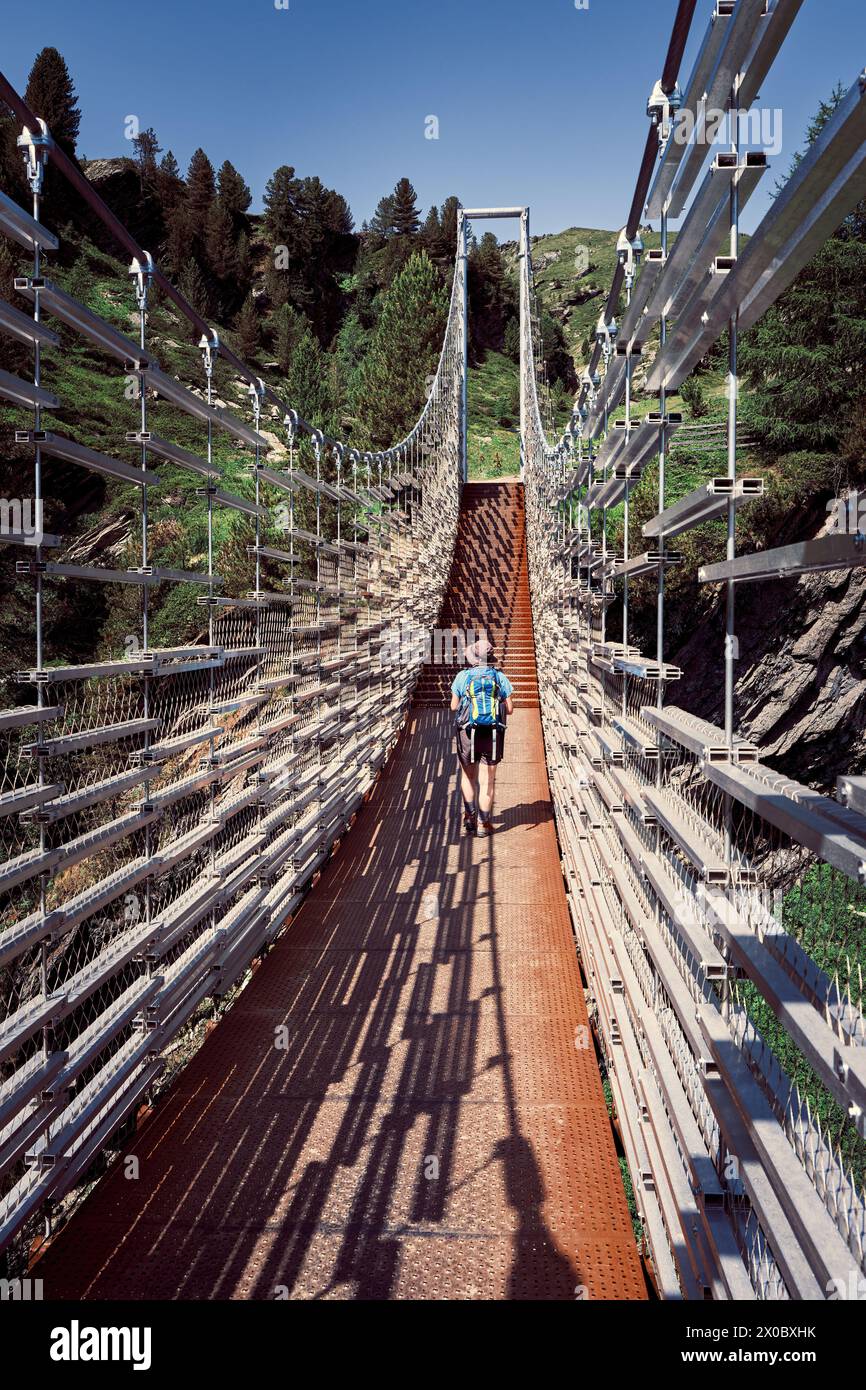 Ponte sospeso sulle Alpi in alto Adige Foto Stock