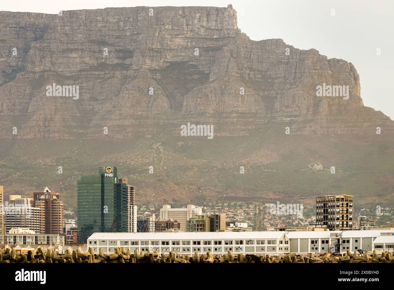 Table Mountain, città del Capo, Sud Africa Vista ravvicinata degli edifici della città e dello skyline sullo sfondo del famoso concetto di viaggio e turismo montano Foto Stock