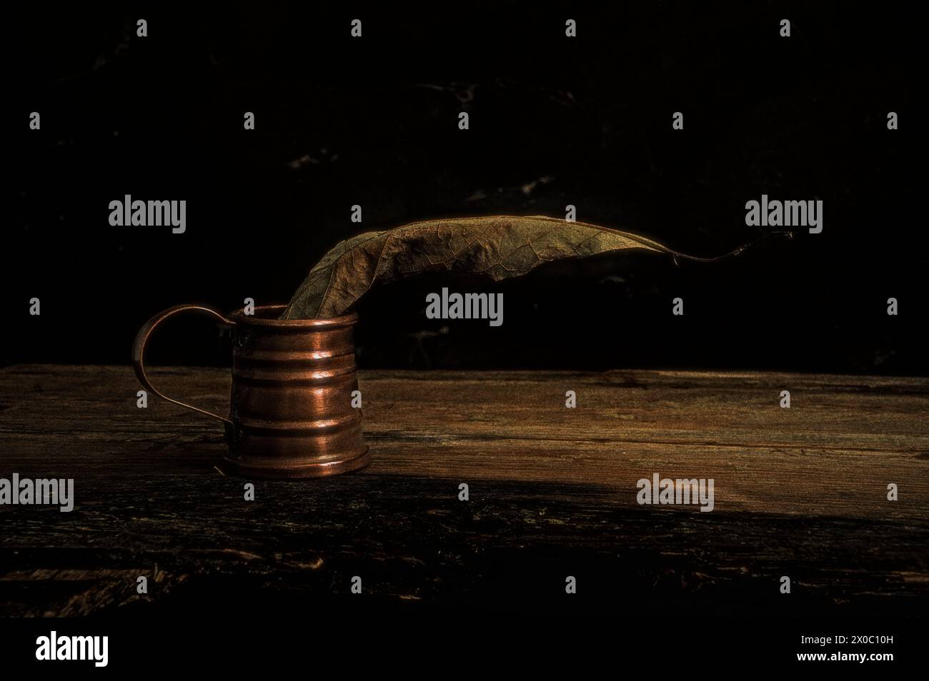 tazza di rame ancora in vita in basso Foto Stock