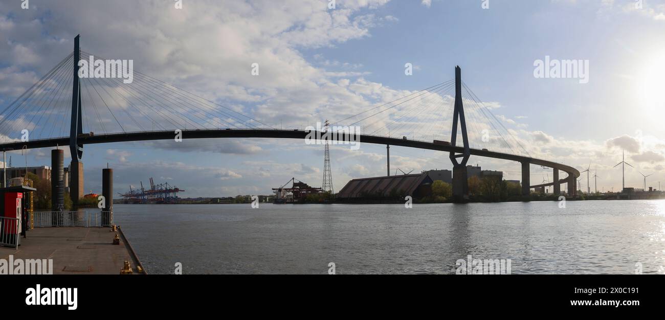 Leben an der Autobahn 40. 10.04.2024, EU, DEU, Deutschland, Amburgo, Amburgo: Die 1974 eröffnete Köhlbrandbrücke über dem Köhlbrand, einen Arm der Süderelbe. Die Brücke ist ein Hamburger Kulturdenkmal. UE, DEU, Germania, Amburgo, Amburgo: Il ponte Köhlbrand sul Köhlbrand, una filiale del Süderelbe, è stato aperto nel 1974. Il ponte è un monumento culturale di Amburgo. Foto Stock