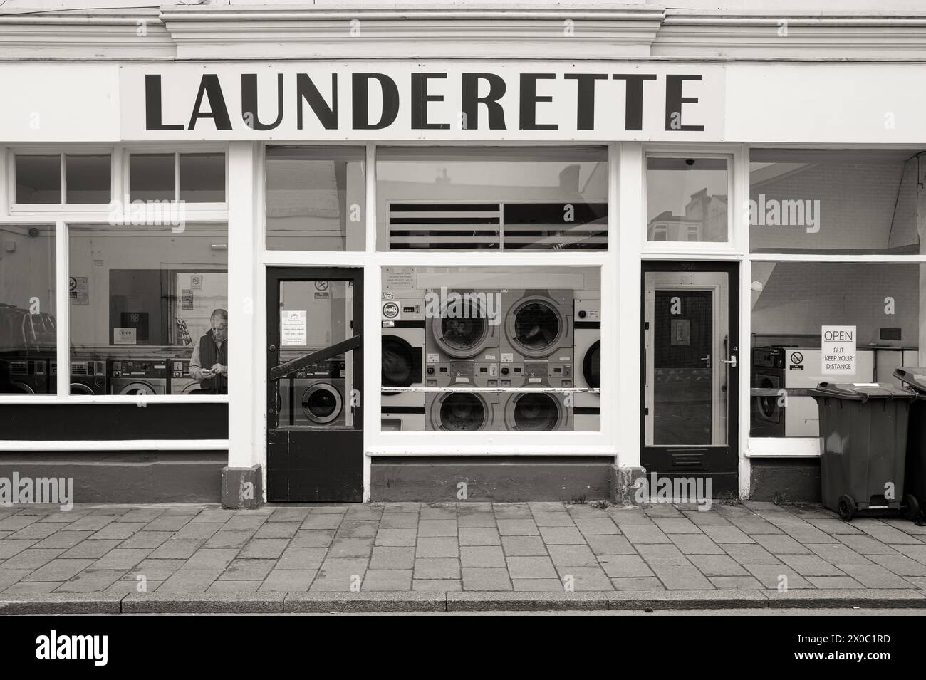 Lavanderia esterna a Teignmouth, Devon, Inghilterra. Fotografia in bianco e nero. Foto Stock