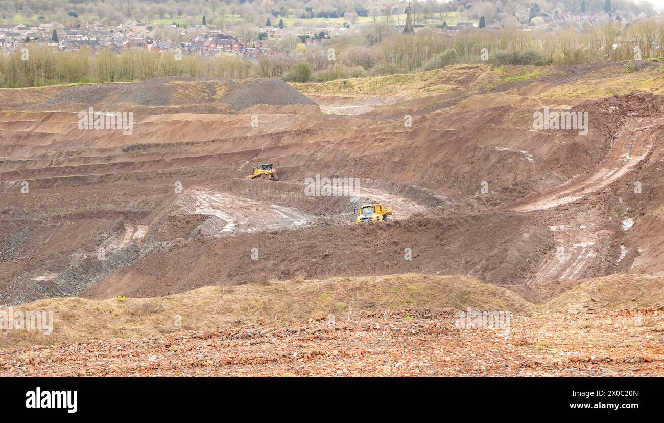 LNewcastle-under-Lyme, Staffordshire-regno unito marzo, 20, 2024 arge cava di argilla, con macchinari pesanti in funzione, in un giorno di primavera coperto Foto Stock