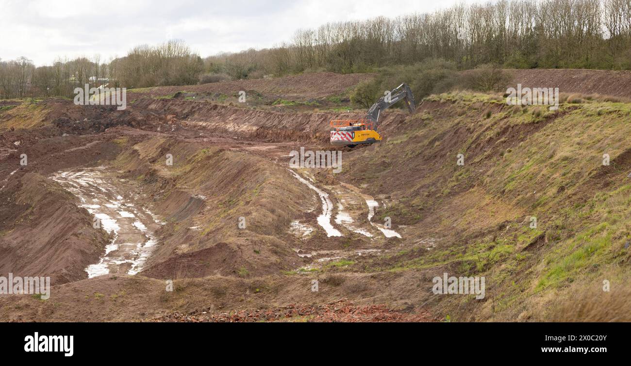 LNewcastle-under-Lyme, Staffordshire-regno unito marzo, 20, 2024 arge cava di argilla, con macchinari pesanti in funzione, in un giorno di primavera coperto Foto Stock