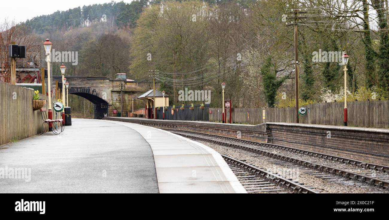 stazione ferroviaria vintage, binario, binario, giorno coperto, nessuno Foto Stock