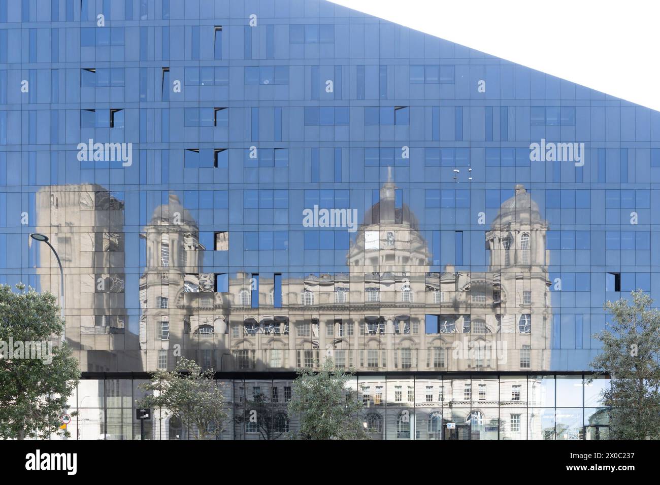 Liverpool, regno unito 16 gennaio 2024, iconico edificio del porto di liverpool riflesso nell'edificio in vetro The Longitude, architettura astratta Foto Stock