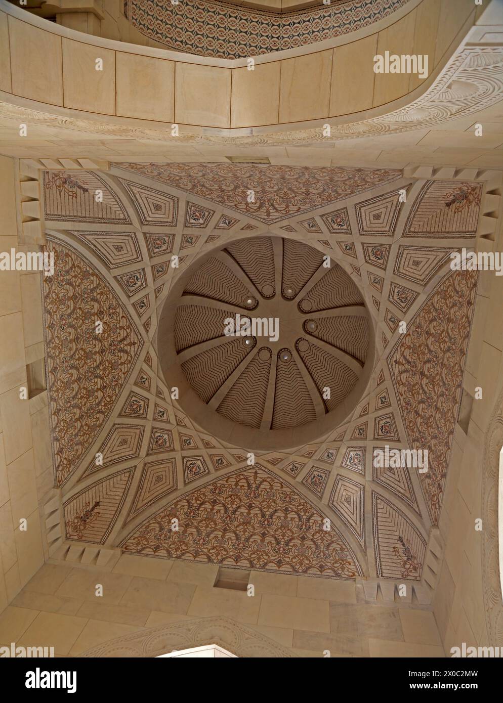 Gran Moschea del Sultano Qaboos, all'interno della Cupola Muscat Oman Foto Stock Gran Moschea del Sultano Qaboos, all'interno della Cupola Muscat Oman Foto Stock