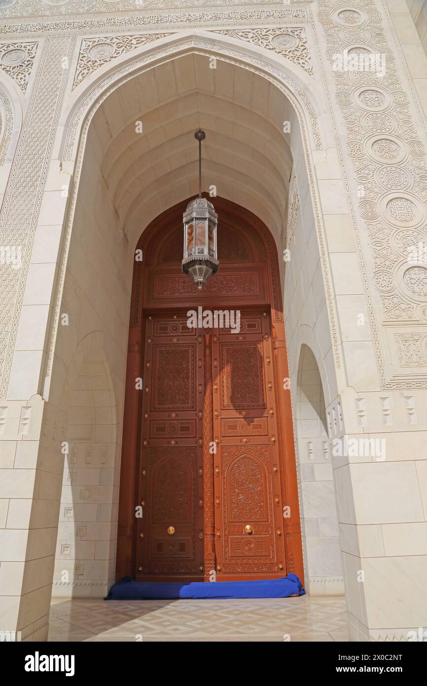 Grande Moschea del Sultano Qaboos porta ornata in legno e Lanterna araba in metallo Muscat Oman Foto Stock Grande Moschea del Sultano Qaboos porta ornata in legno e Lanterna araba in metallo Muscat Oman Foto Stock