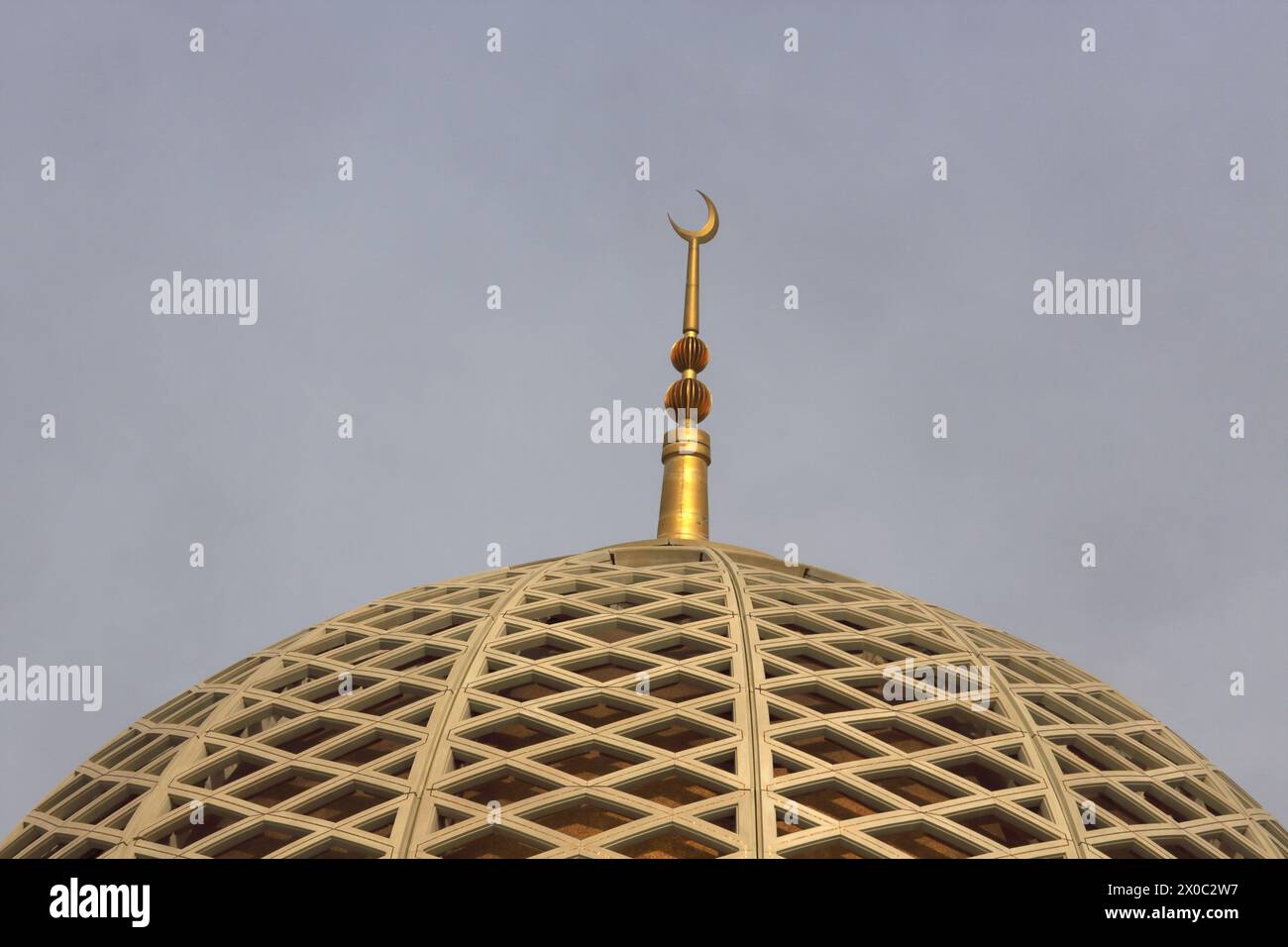 Gran Moschea del Sultano Qaboos, Duomo principale esterno con Luna Mezzaluna in cima a Mascate Oman Foto Stock