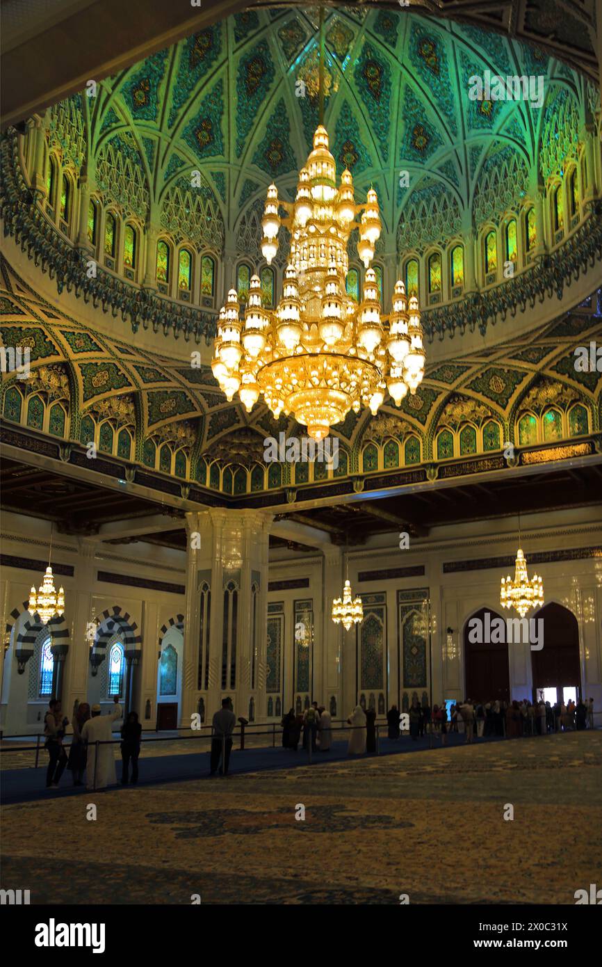 Gli interni della grande Moschea del Sultano Qaboos mostrano il Candeliere che era il più grande del mondo con cristalli Swarovski e 24 Carat fine Gold Pla Foto Stock