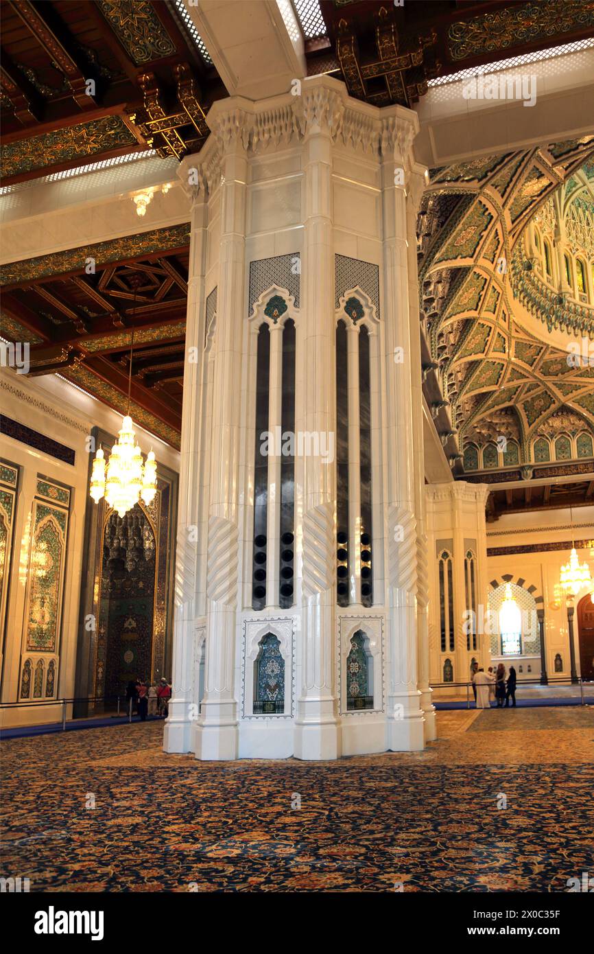 Grande Moschea del Sultano Qaboos sala principale delle preghiere interno di Mascate Oman Foto Stock