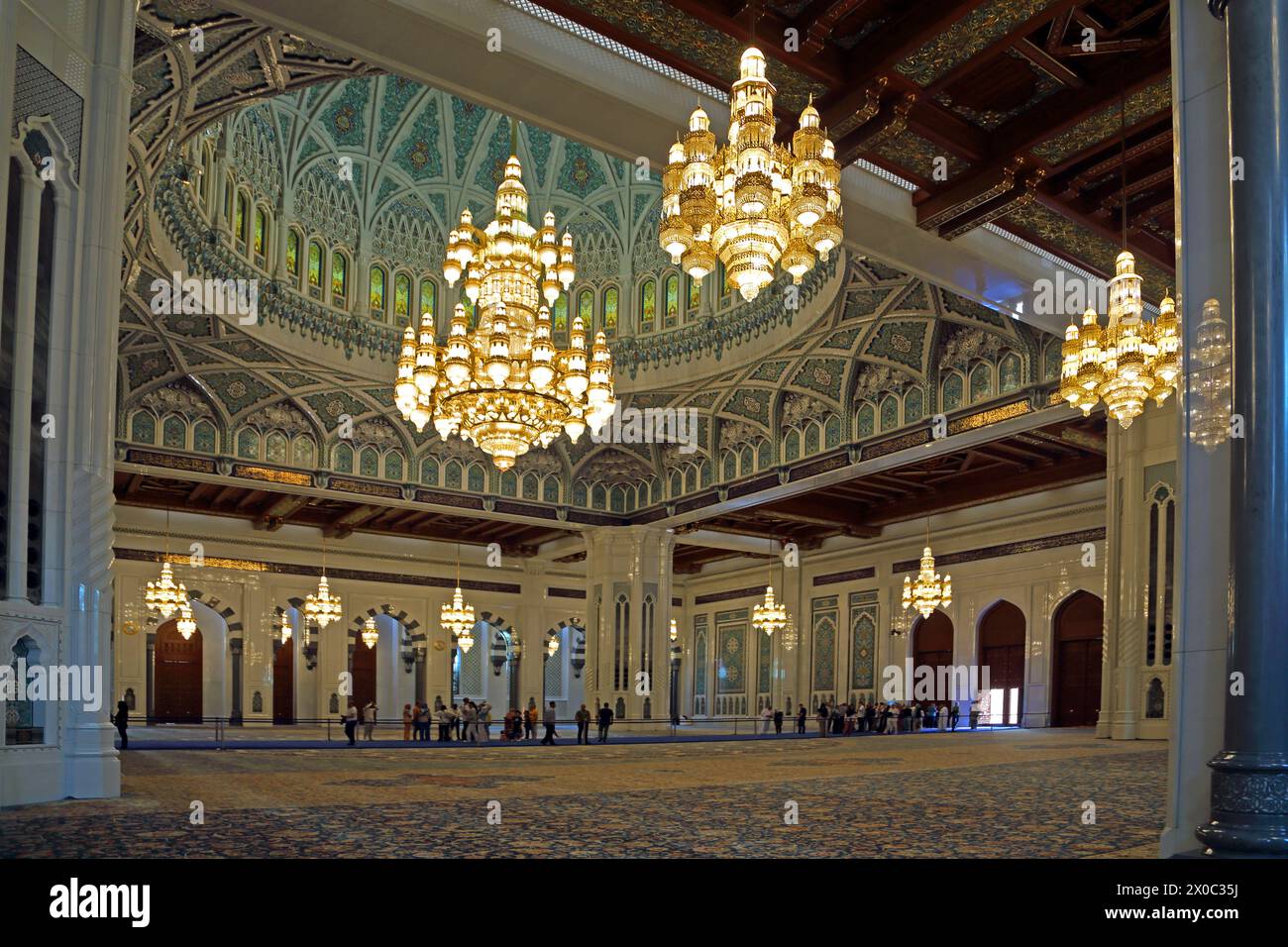 Gli interni della grande Moschea del Sultano Qaboos mostrano il Candeliere che era il più grande del mondo con cristalli Swarovski e 24 Carat fine Gold Pla Foto Stock