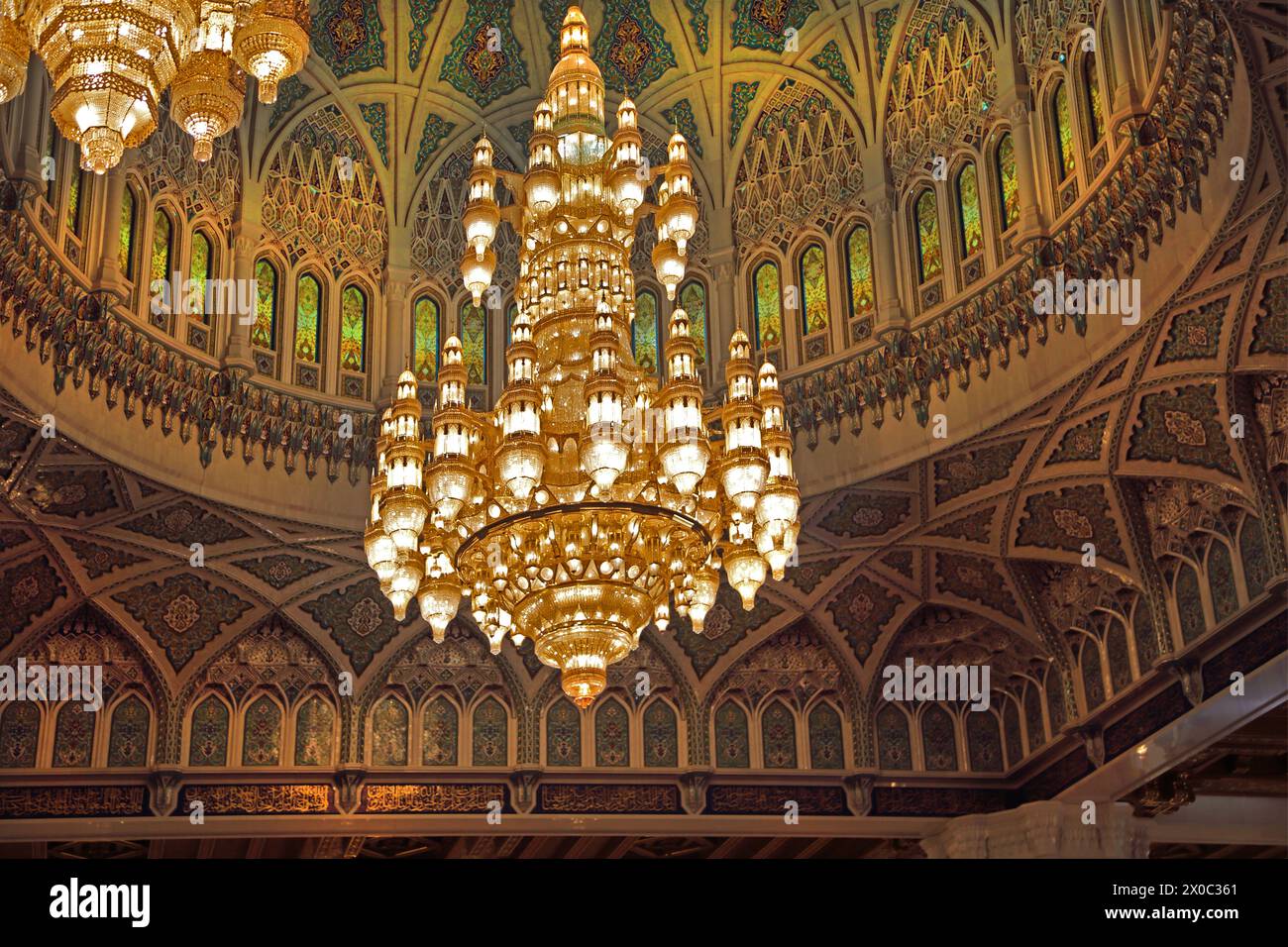 Gli interni della grande Moschea del Sultano Qaboos mostrano il Candeliere che era il più grande del mondo con cristalli Swarovski e 24 Carat fine Gold Pla Foto Stock