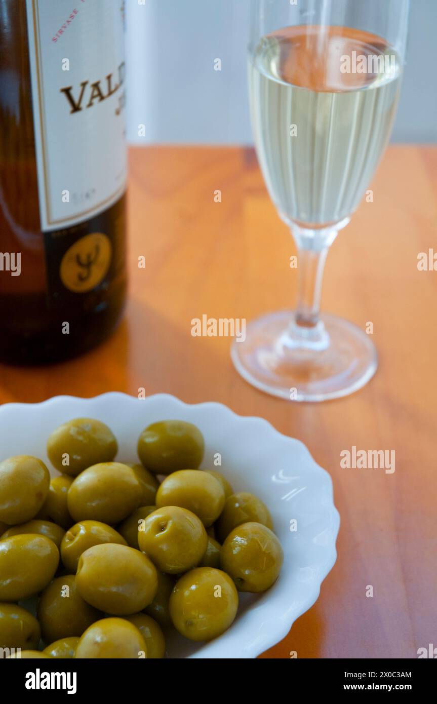 Aperitivo spagnolo: Bicchiere di Sherry con olive verdi. Andalusia, Spagna. Foto Stock