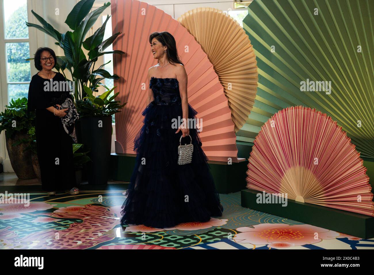 La signora Kristi Yamaguchi e la signora Yukiko Saegusa arrivano mercoledì per la cena di Stato ospitata dal presidente degli Stati Uniti Joe Biden e dalla first lady Dr. Jill Biden che onora il primo ministro Kishida Fumio e la signora Yuko Kishida del Giappone nella zona dei librai della Casa Bianca a Washington DC, 10 aprile 2024.credito: Tierney L. Cross/CNP /MediaPunch Foto Stock