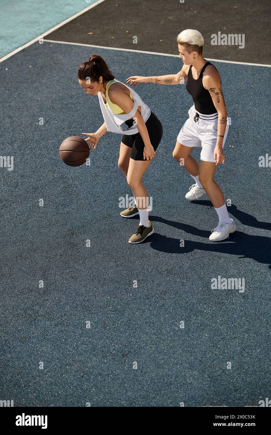 Due donne atletiche in piedi in sicurezza su un campo da basket. Foto Stock