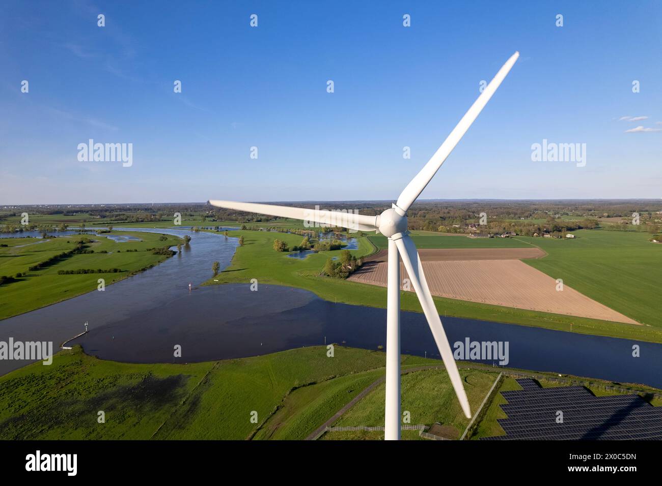 Turbine eoliche e pannelli solari ancora nei Paesi Bassi parte dell'industria sostenibile olandese lungo il fiume IJssel e la pittoresca via navigabile Twentekanaal Foto Stock