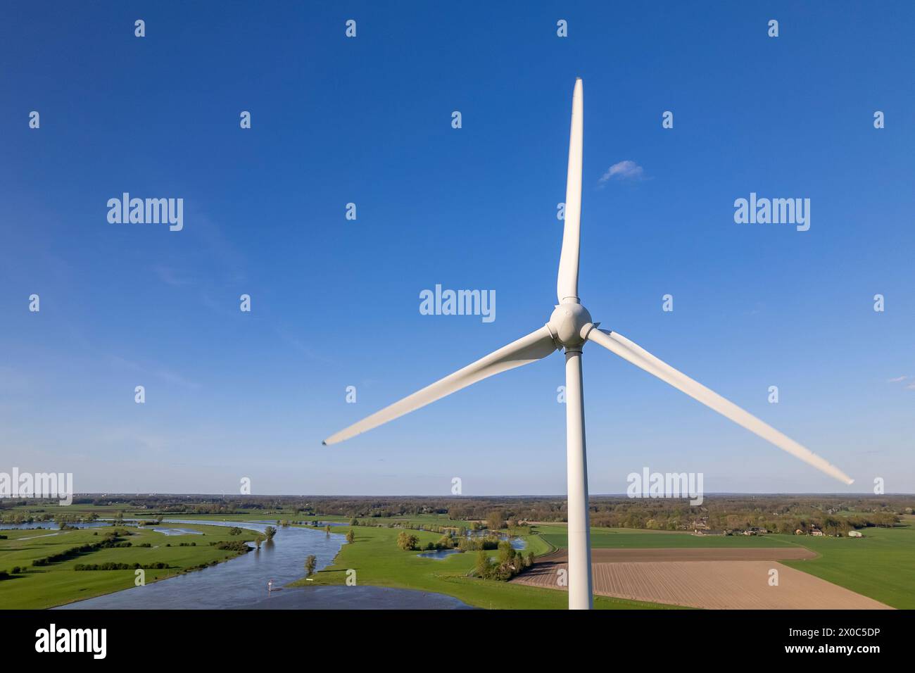 Turbine eoliche e pannelli solari ancora nei Paesi Bassi parte dell'industria sostenibile olandese lungo il fiume IJssel e la pittoresca via navigabile Twentekanaal Foto Stock