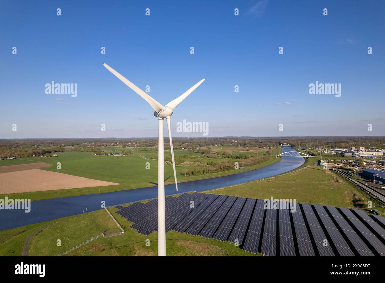 Turbine eoliche e pannelli solari ancora nei Paesi Bassi parte dell'industria sostenibile olandese lungo il fiume IJssel e la pittoresca via navigabile Twentekanaal Foto Stock