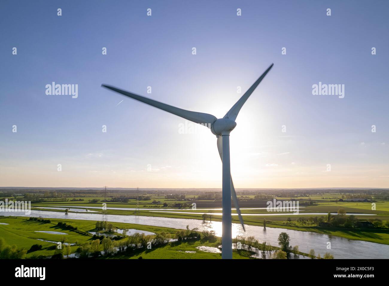 Turbine eoliche e pannelli solari ancora nei Paesi Bassi parte dell'industria sostenibile olandese lungo il fiume IJssel e la pittoresca via navigabile Twentekanaal Foto Stock