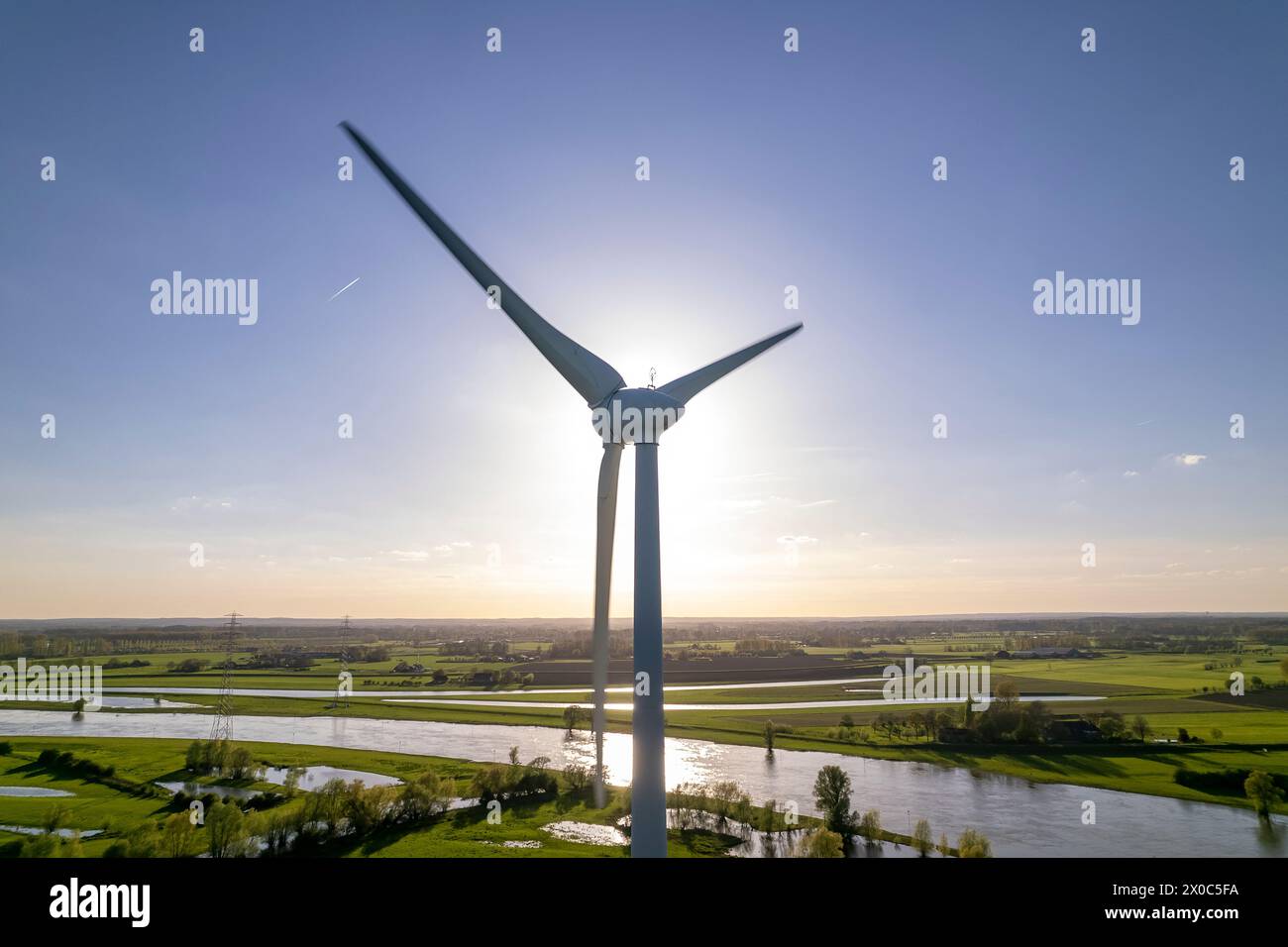 Turbine eoliche e pannelli solari ancora nei Paesi Bassi parte dell'industria sostenibile olandese lungo il fiume IJssel e la pittoresca via navigabile Twentekanaal Foto Stock