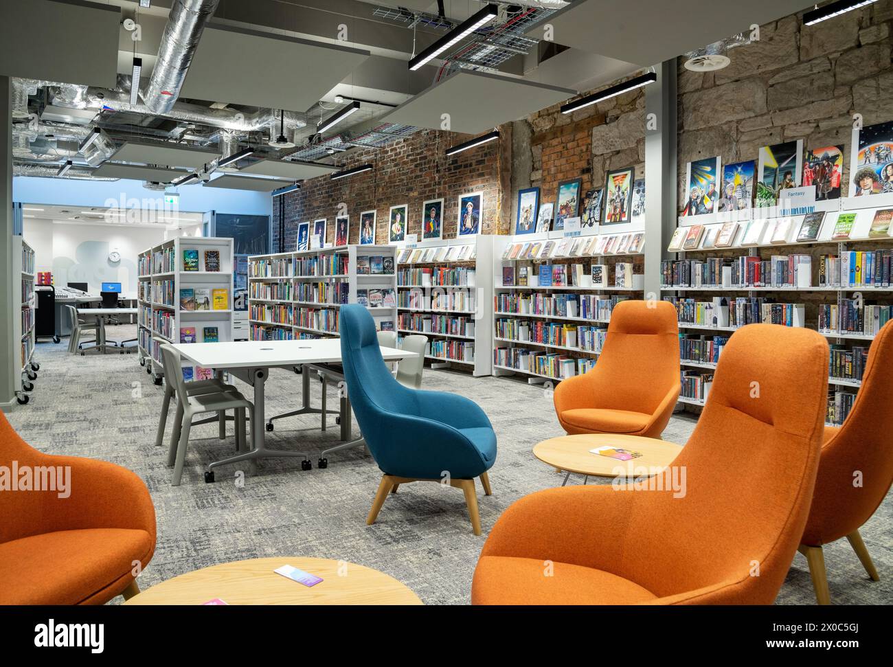 Comodi posti a sedere presso la Paisley Central Library, aperta nel 2023 in Paisley High Street Foto Stock