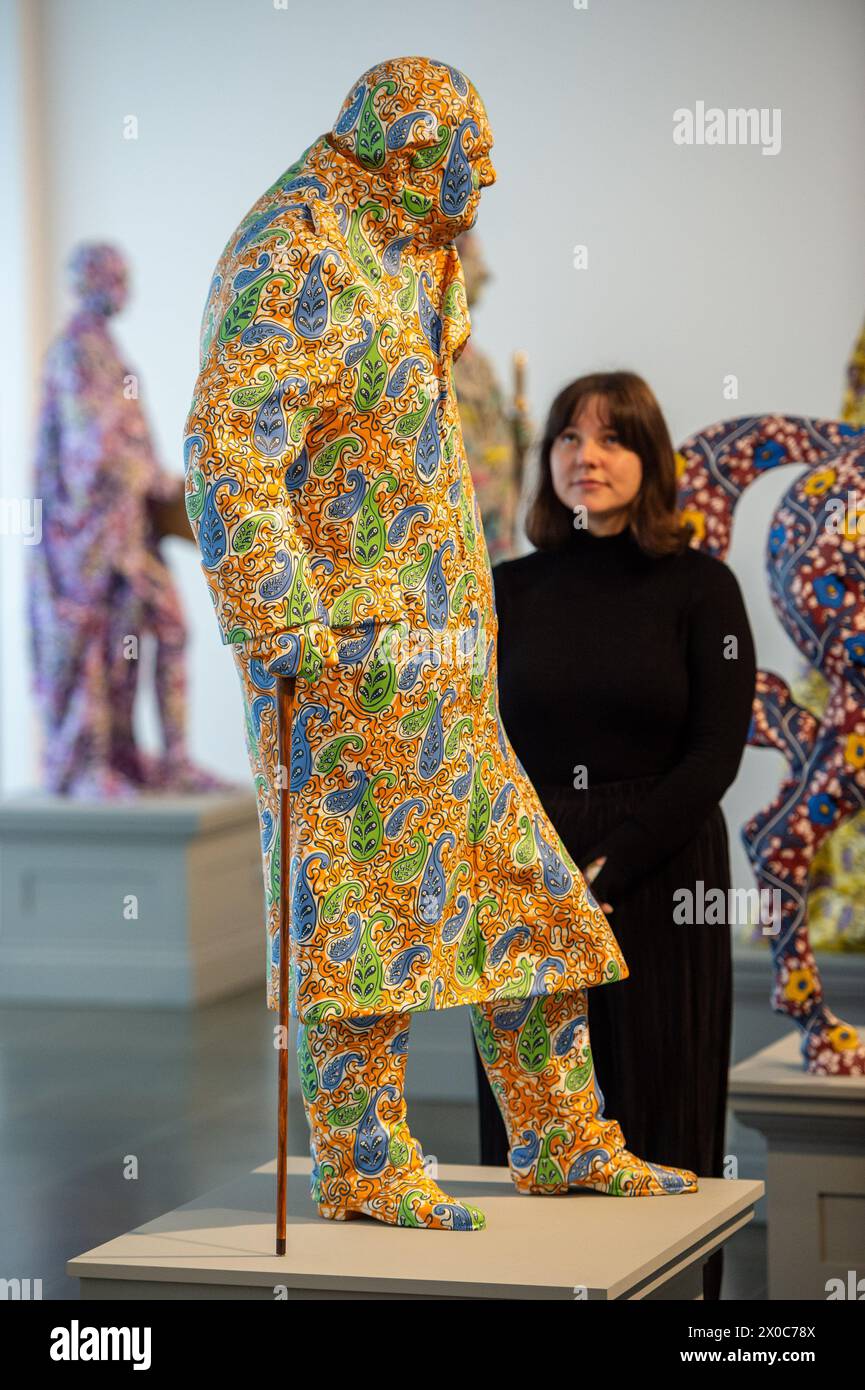 Londra, Inghilterra, Regno Unito. 11 aprile 2024. Il membro del personale della Gallery si trova accanto alle "strutture decolonizzate" di Yinka Shonibare durante la chiamata fotografica. L'inaugurazione delle nuove installazioni di Yinka Shonibare "Sanctuary City" e "War Library" presso la galleria Serpentine South di Londra, parte della sua mostra "Stati sospesi" che esplora le migrazioni, le eredità coloniali e l'impatto ecologico della colonizzazione. (Credit Image: © Thomas Krych/ZUMA Press Wire) SOLO PER USO EDITORIALE! Non per USO commerciale! Foto Stock