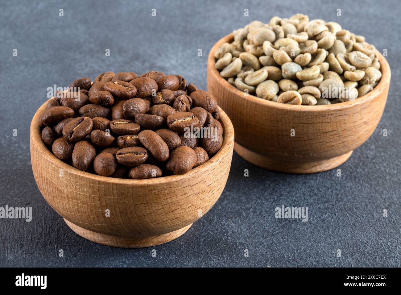 Caffè verde con chicchi di caffè tostati su sfondo nero Foto Stock