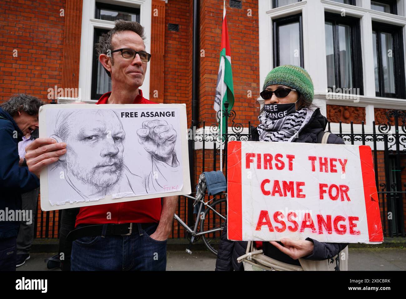 DATA RECORD NON DICHIARATA protesta per Julian Assange all'ambasciata ecuadoriana di Londra protesta per Julian Assange all'ambasciata ecuadoriana di Londra il giorno che segna 5 anni da quando l'ambasciata ha permesso la sua cattura e incarcerazione. Londra Inghilterra Regno Unito Copyright: XJoaoxDanielxPereirax Foto Stock