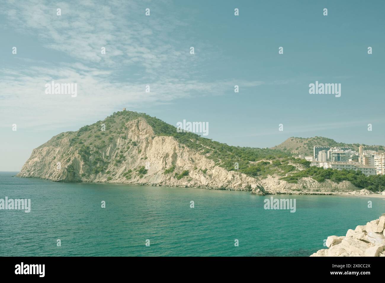Vista del Mar Mediterraneo, delle coste rocciose, della natura intorno a la Cala Villajoyosa con moderni edifici di appartamenti grattacieli. La Vila Joiosa è costiera Foto Stock
