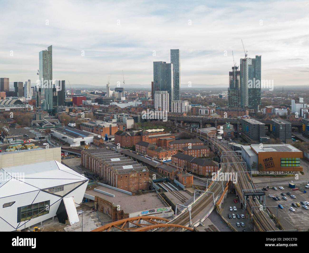 Fotografia aerea/drone del centro di Manchester con Ordsall Chord e Aviva Studios in costruzione in primo piano Foto Stock